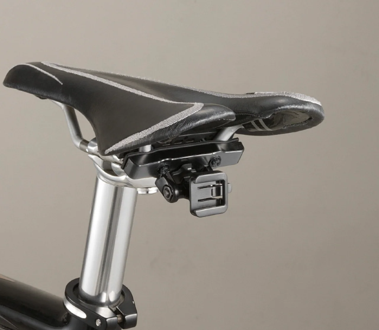 CatEye RM-1 Rear Saddle Rail Mount Bracket - Image 3